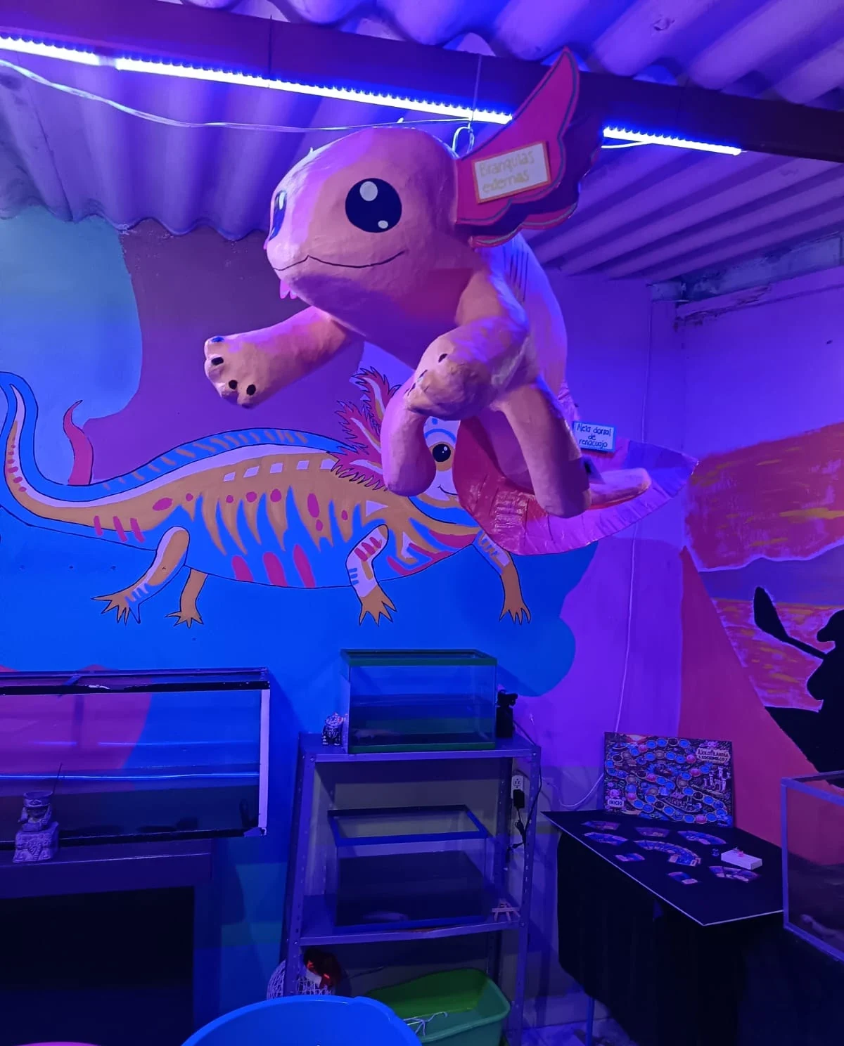 Sala con luz azul y figura gigante de ajolote
