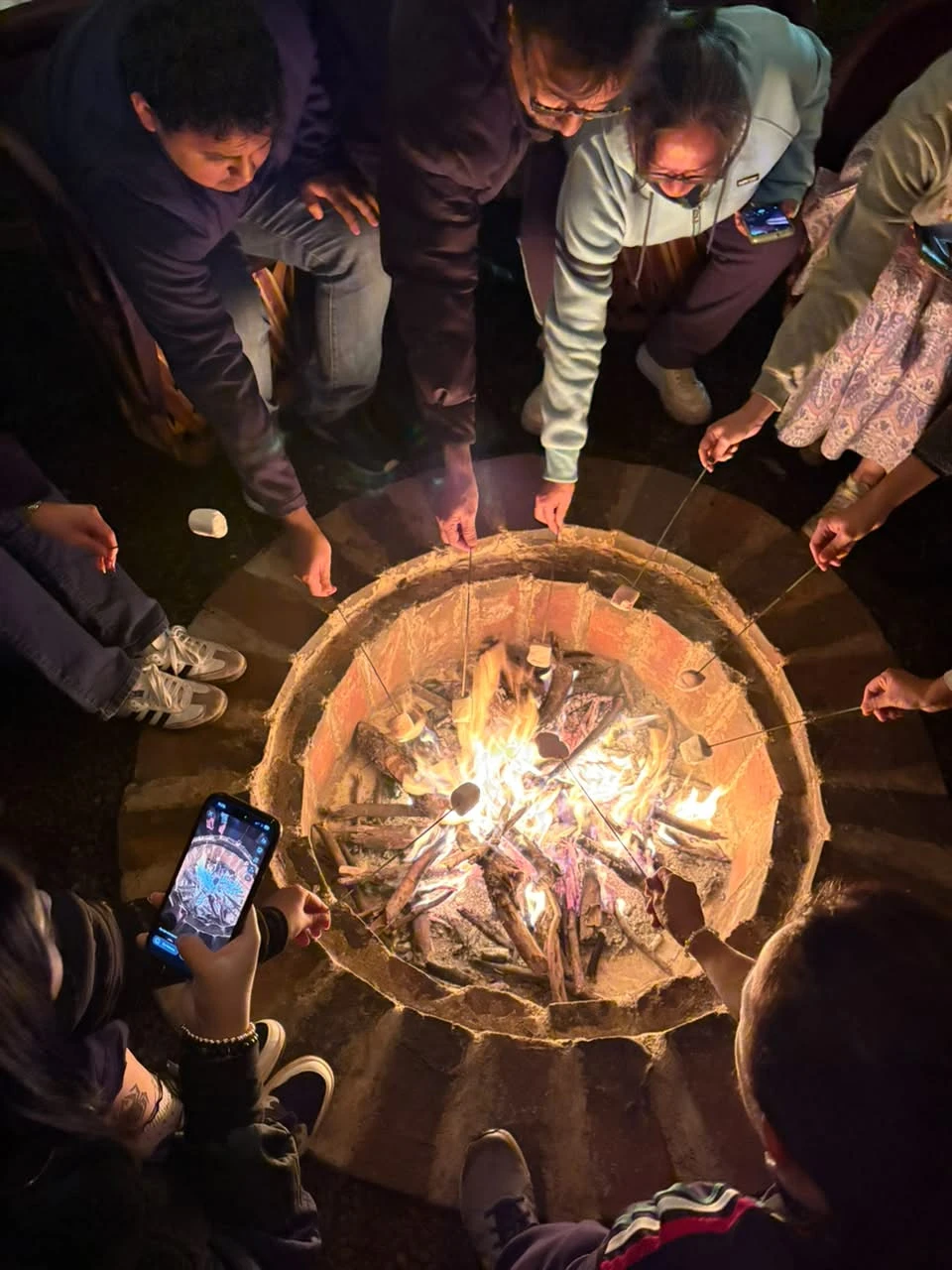 Grupo disfrutando la fogata del camping en Xochimilco