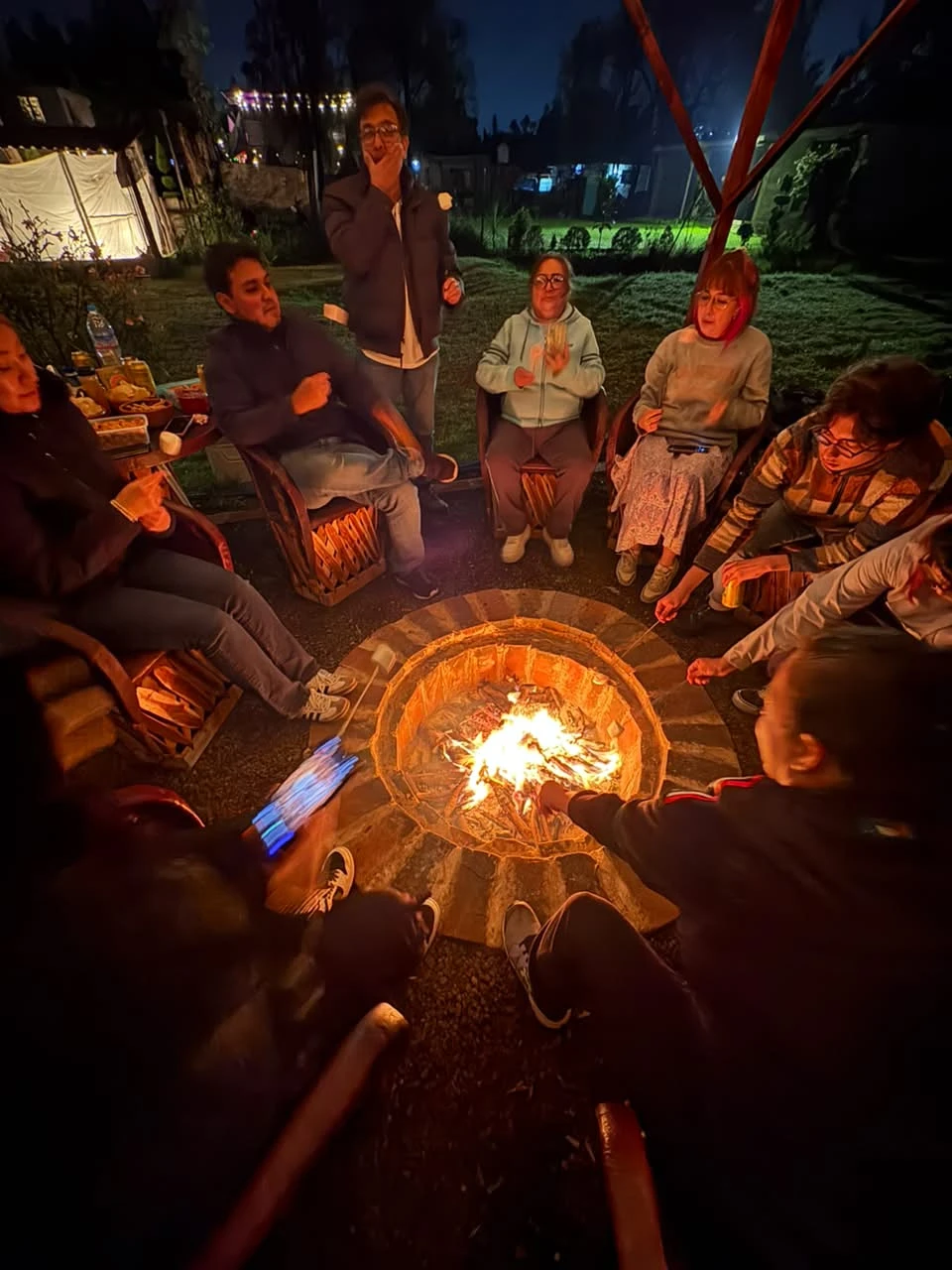 Convivencia alrededor del fuego con sillas cómodas